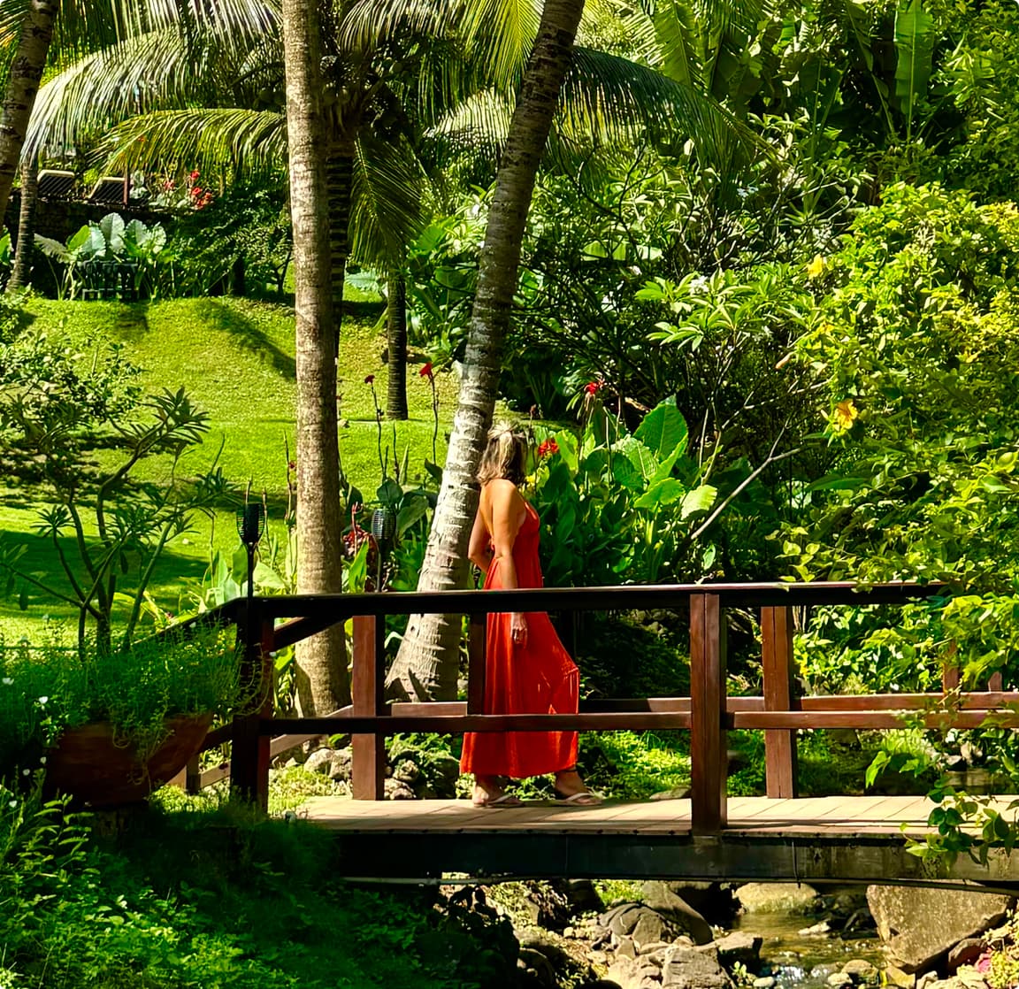 Hóspede caminha pela ponte do Jardim Elizabeth na Pousada Do Vale, Fernando de Noronha